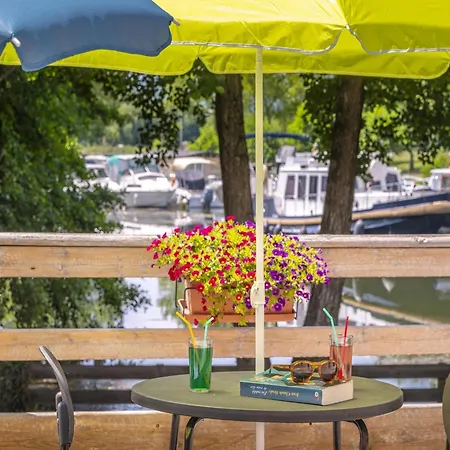 Cosy By The River For 6 Guests Hébergement de vacances